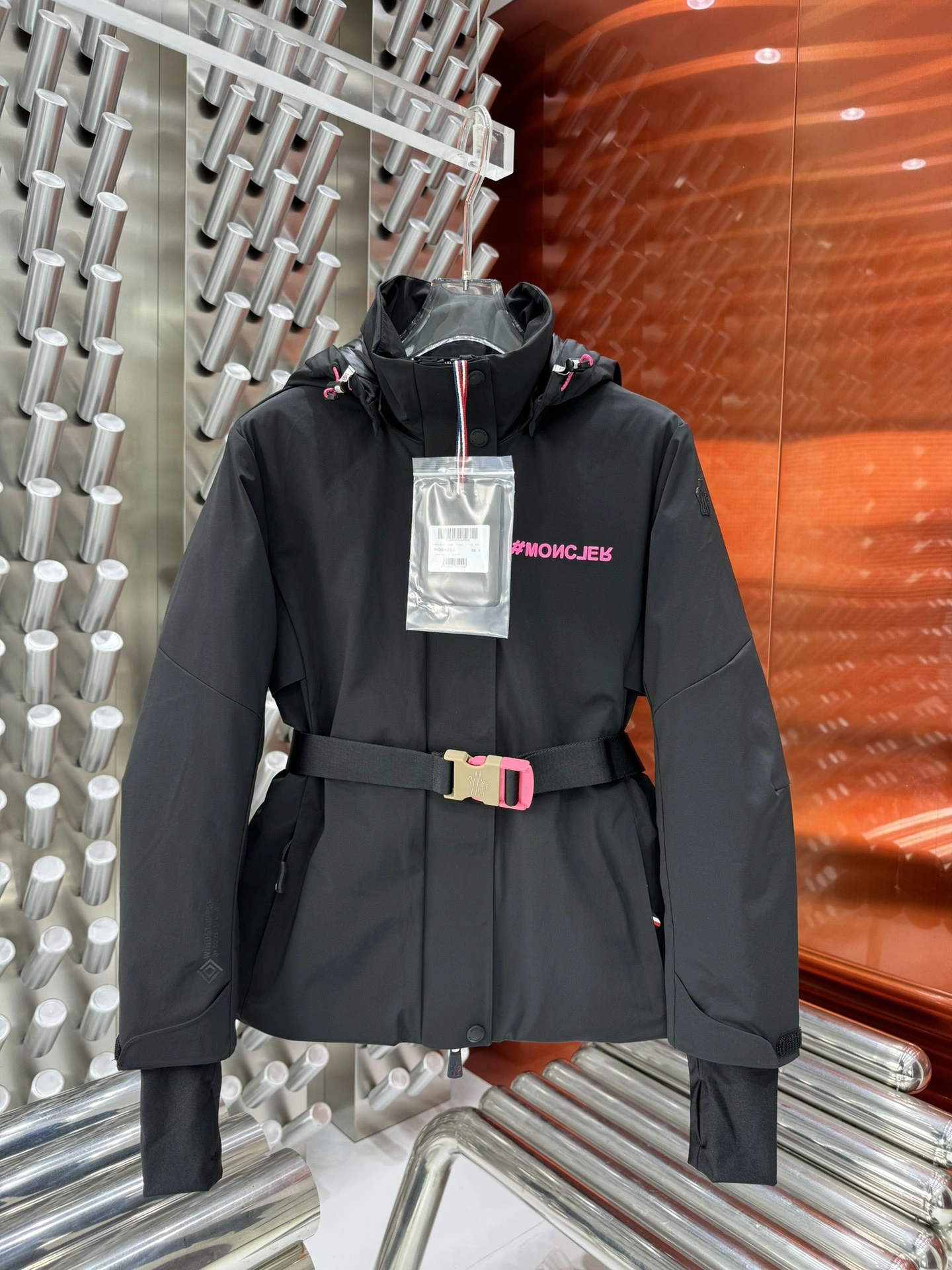 Moncler Down Jackets Vibrant 145382