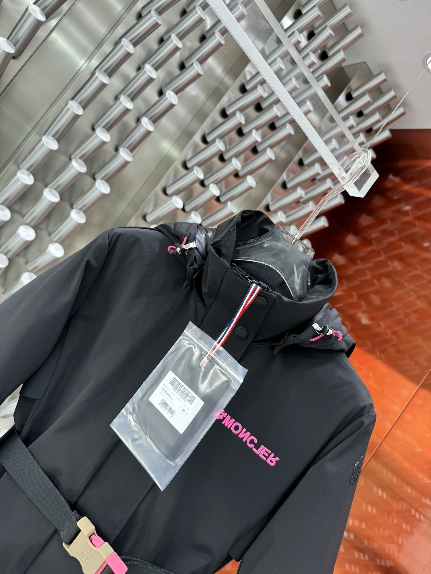 Moncler Down Jackets Vibrant 145382