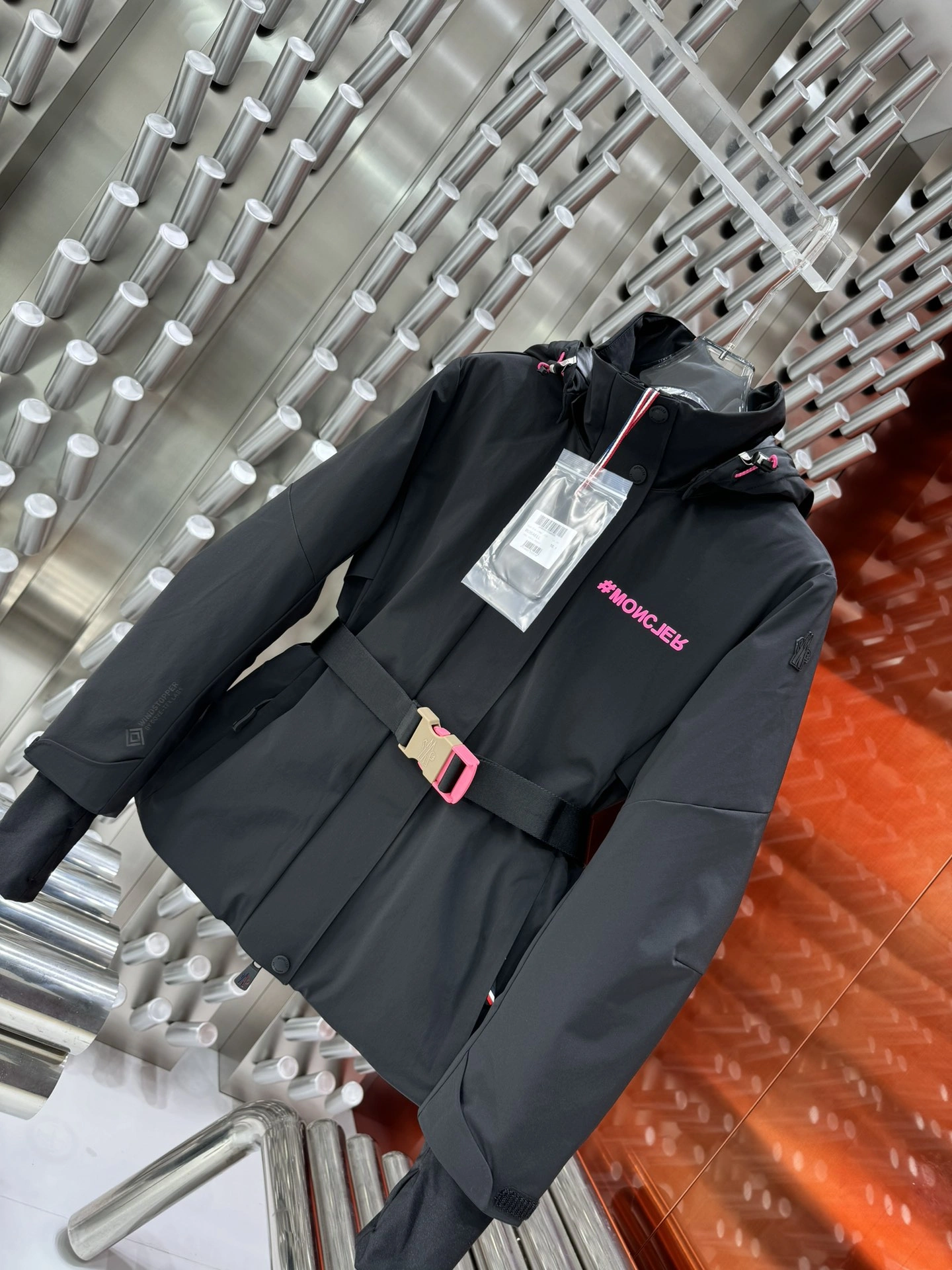 Moncler Down Jackets Vibrant 145382