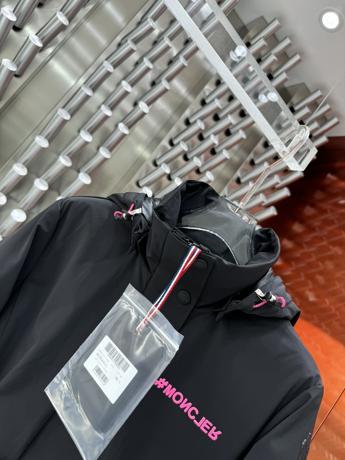 Moncler Down Jackets Vibrant 145382