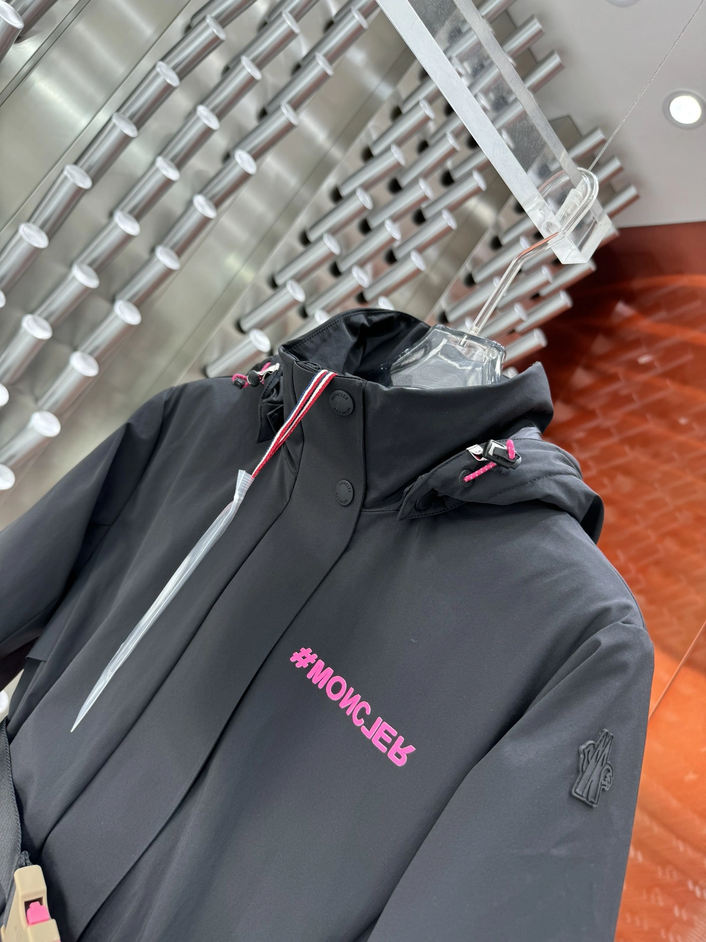 Moncler Down Jackets Vibrant 145382