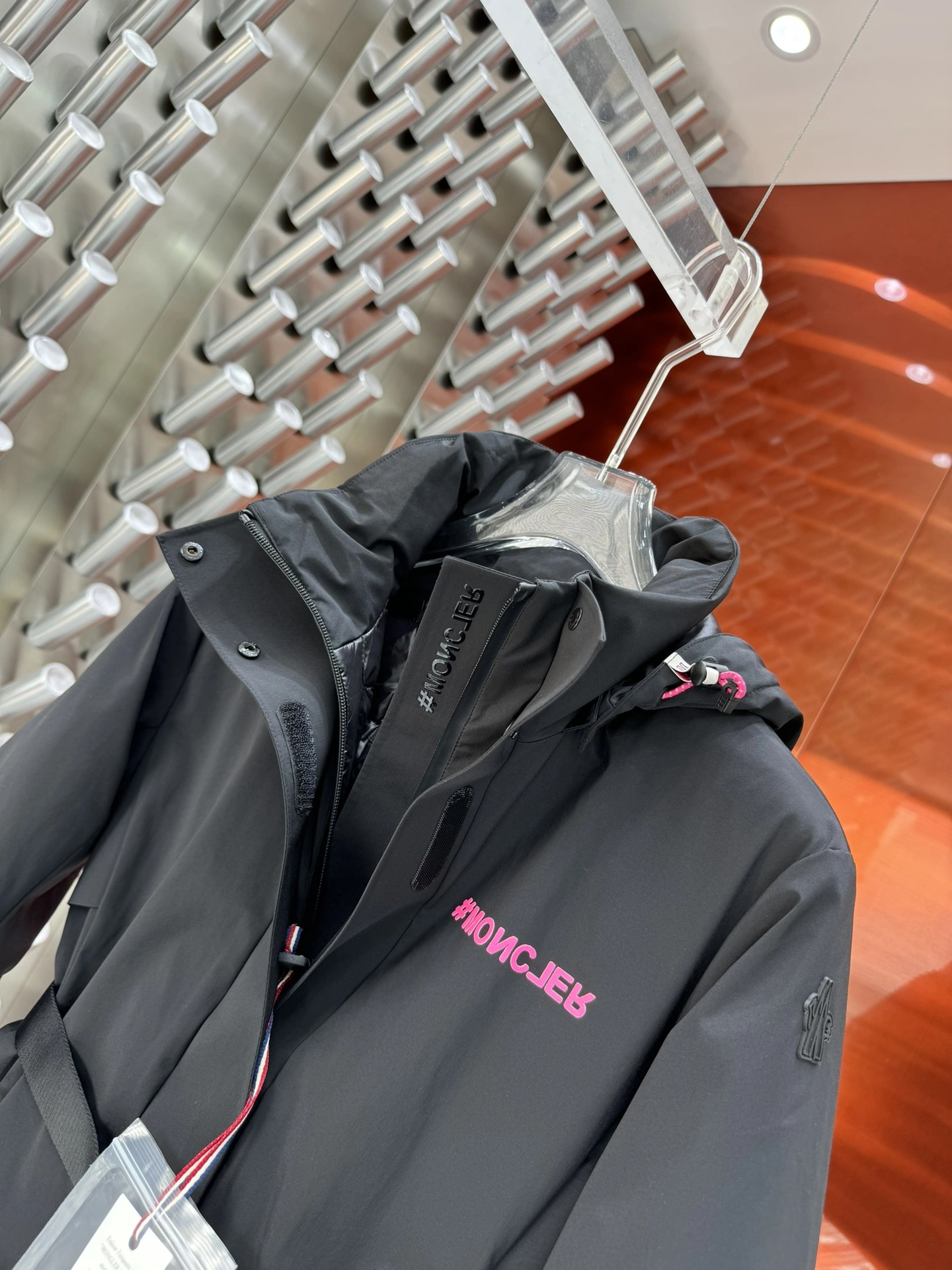 Moncler Down Jackets Vibrant 145382