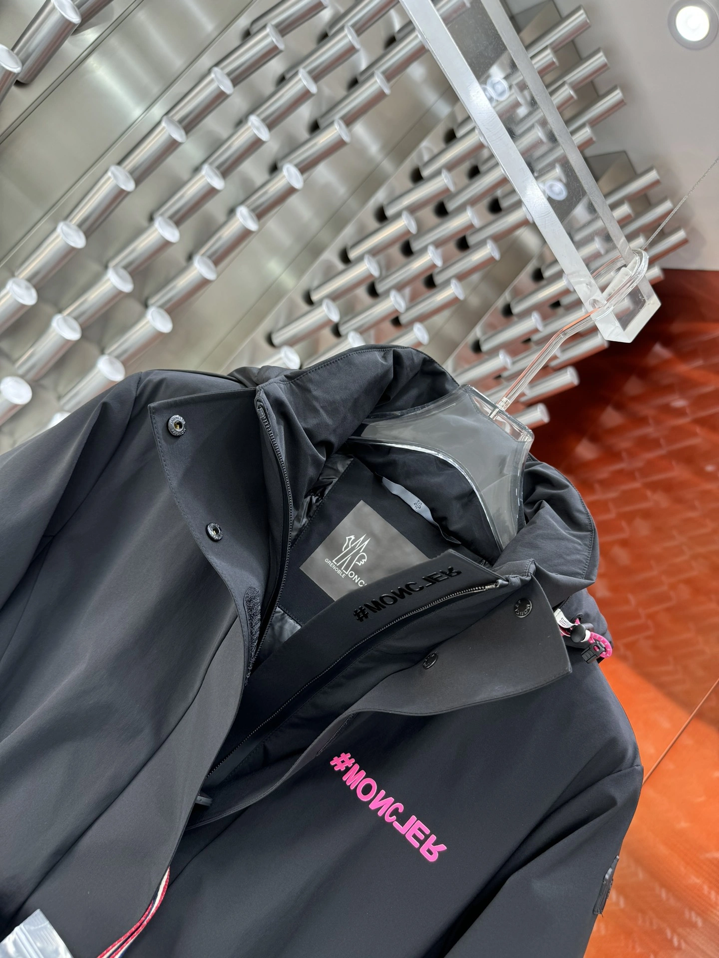 Moncler Down Jackets Vibrant 145382