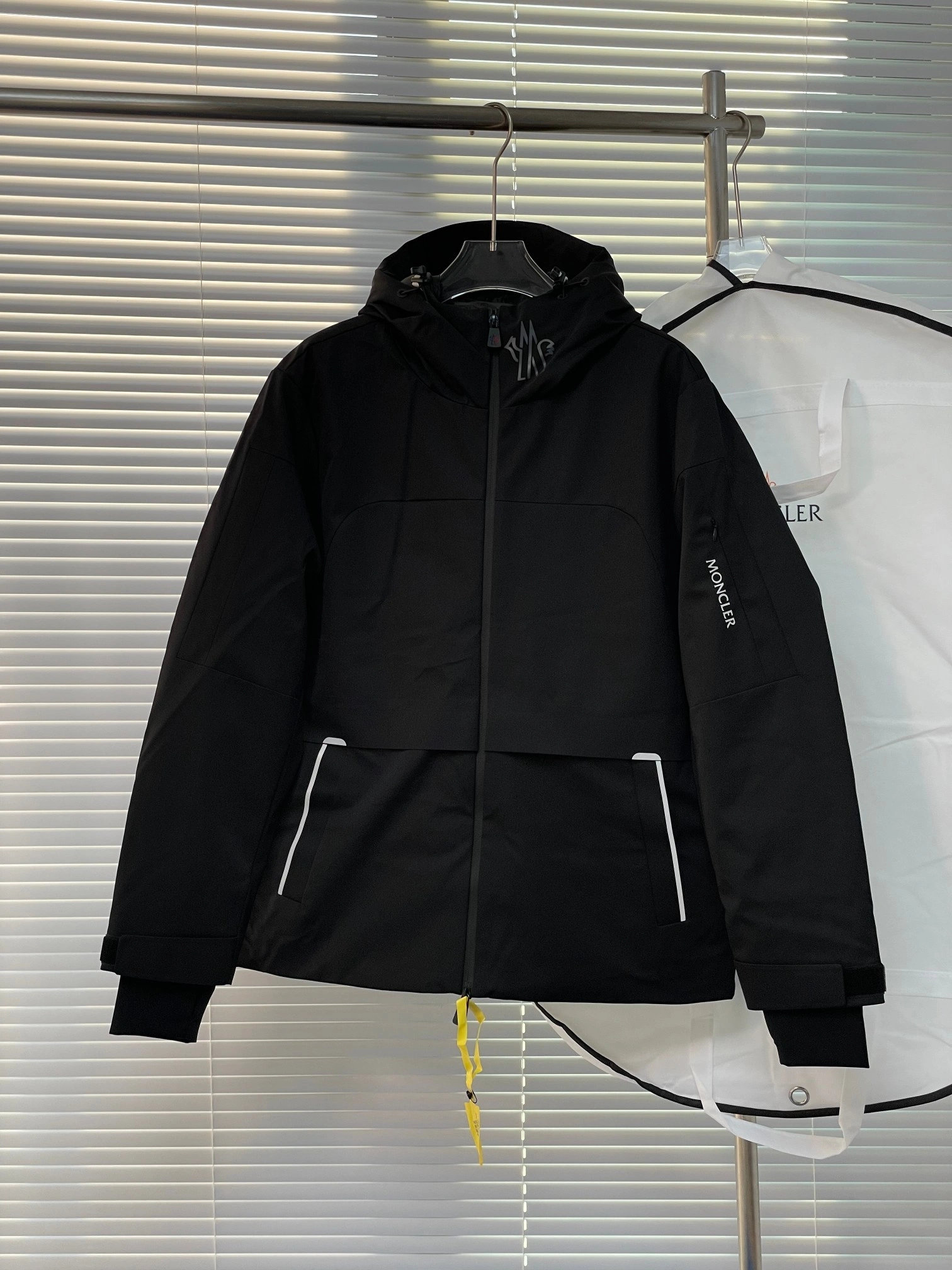 WaterResistant Moncler Down Jackets 145285