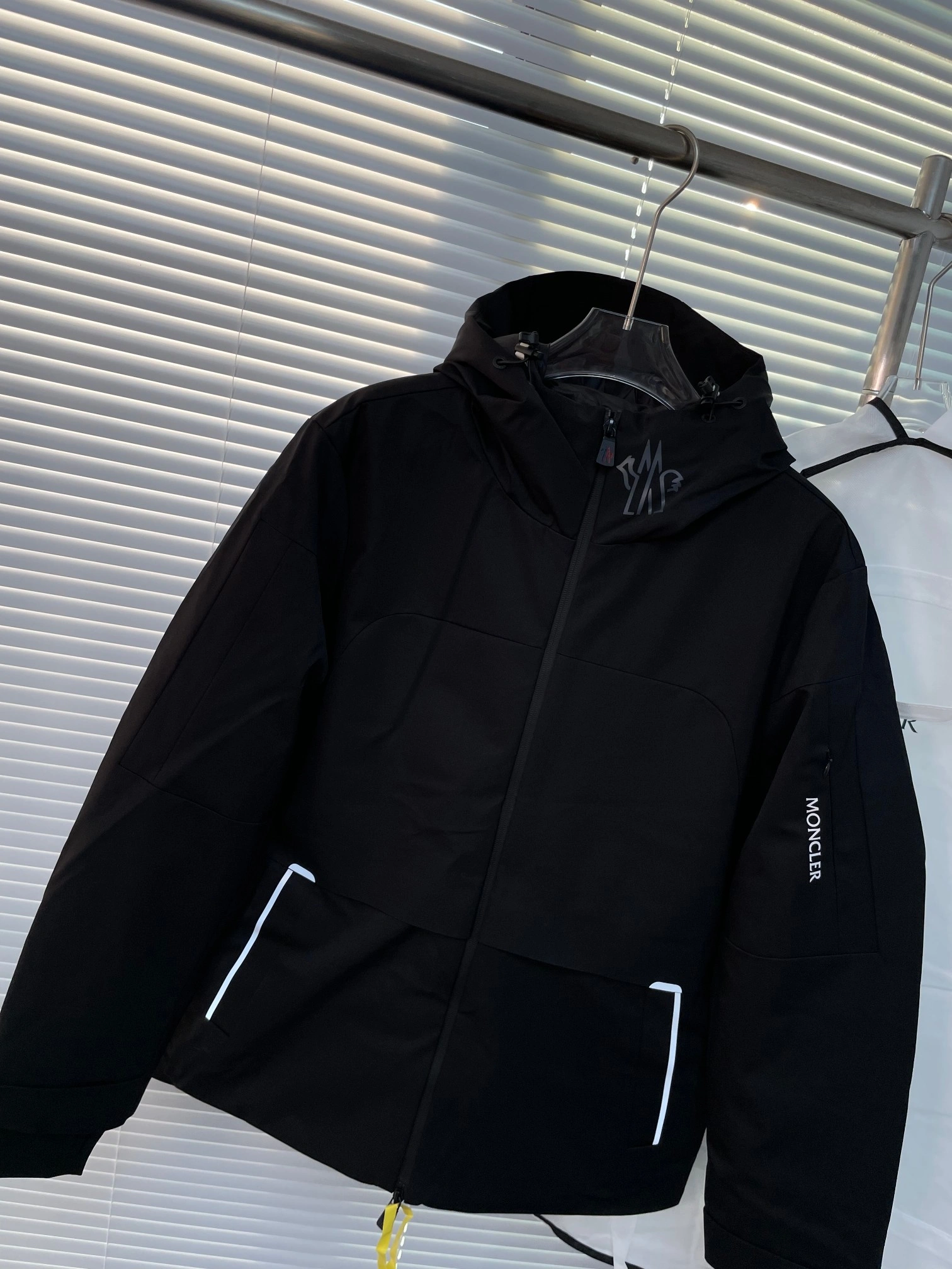 WaterResistant Moncler Down Jackets 145285