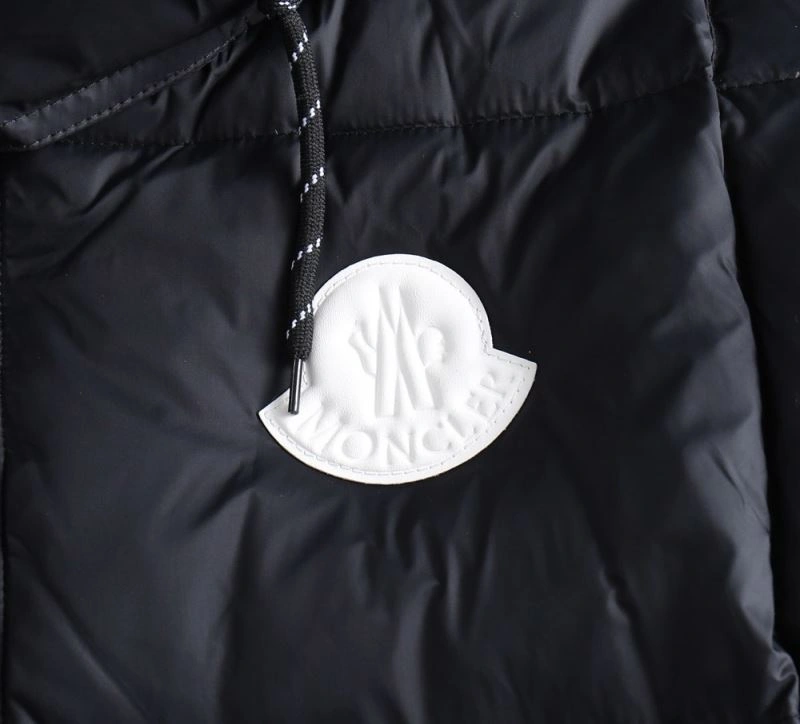 Moncler Down Jackets Durable 144408
