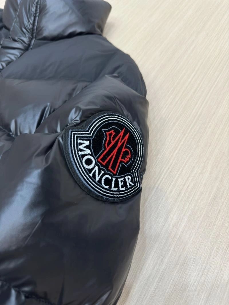 Moncler Down Jackets Versatile 144385