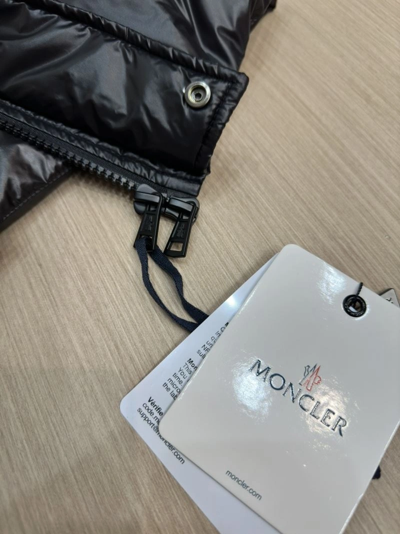 Moncler Down Jackets Versatile 144385