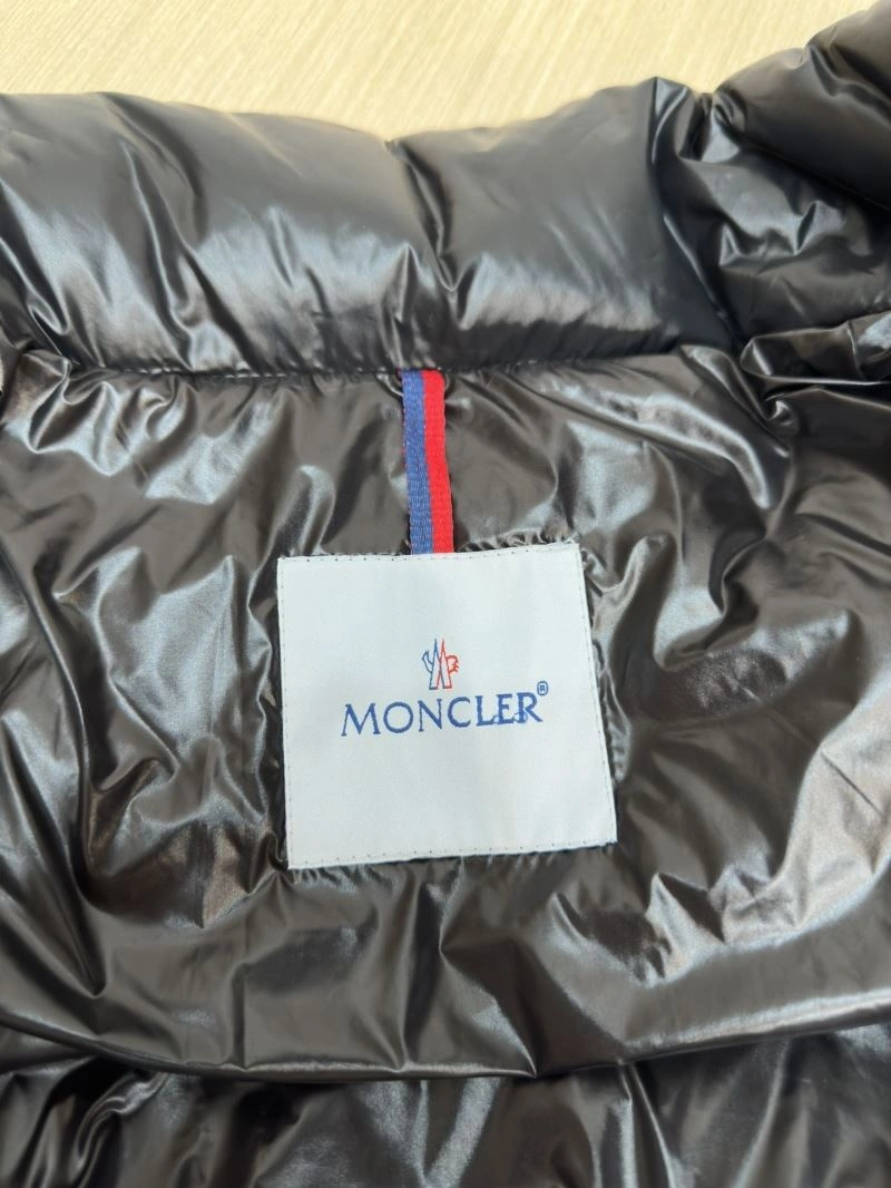 Moncler Down Jackets Versatile 144385