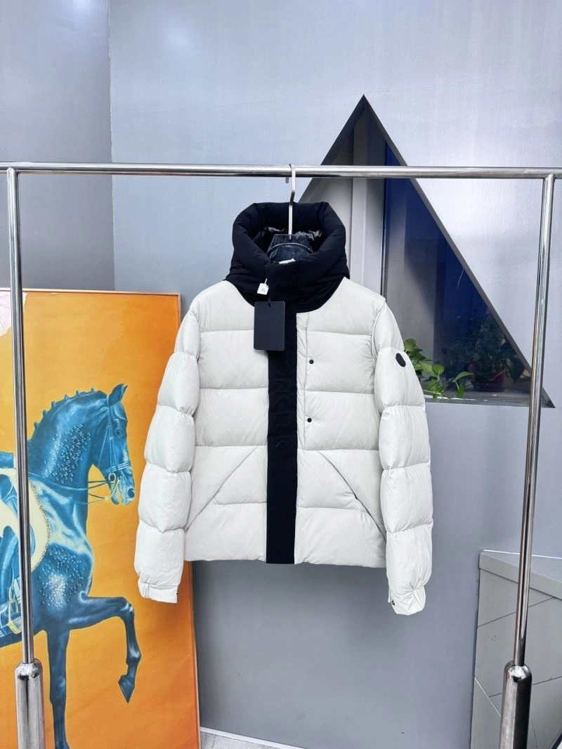 Moncler Down Jackets Versatile 144356