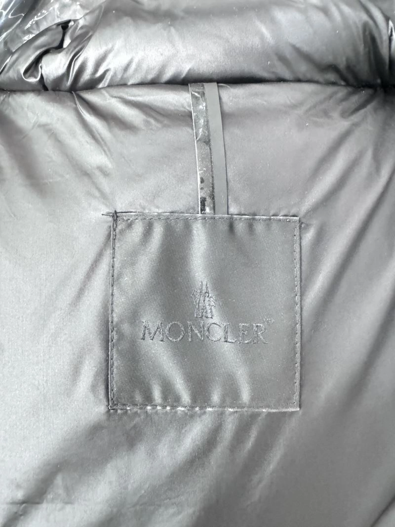 Moncler Down Jackets Versatile 144356
