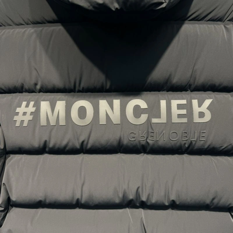 Snug Moncler Down Jackets 144333