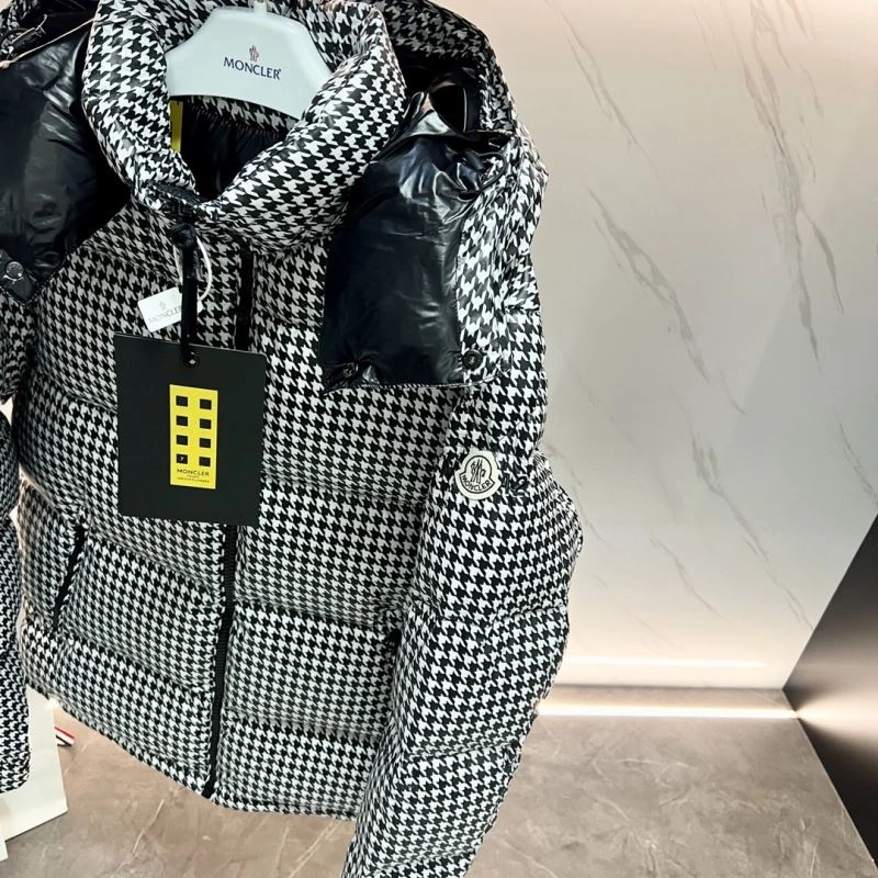 Vibrant Moncler Down Jackets 144280