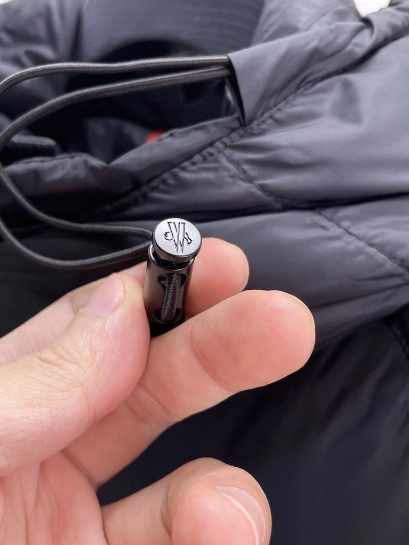 Moncler Down Jackets Vibrant 144199
