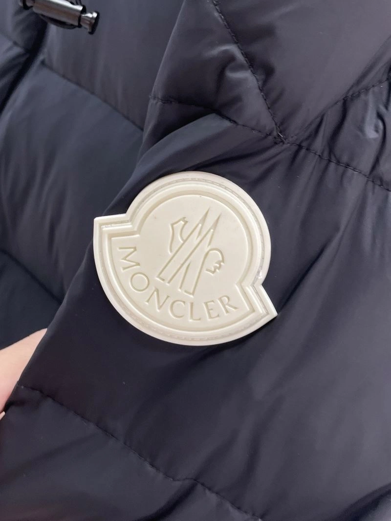Moncler Down Jackets Vibrant 144199