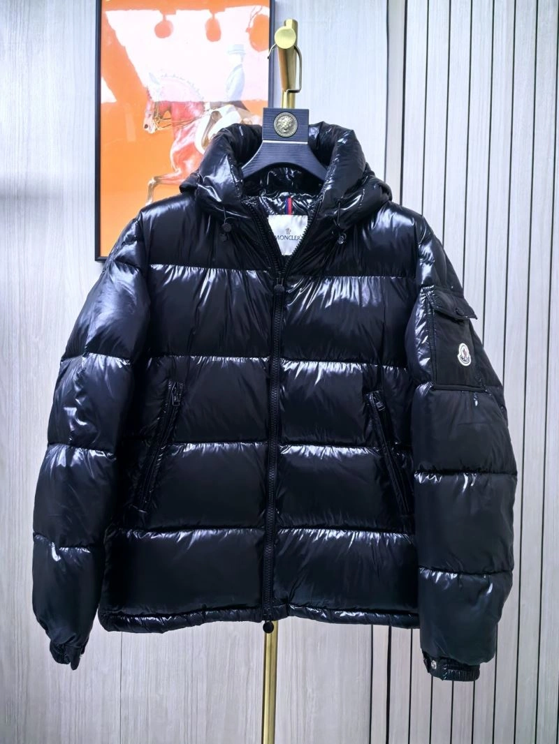 Sporty Moncler Down Jackets 144174