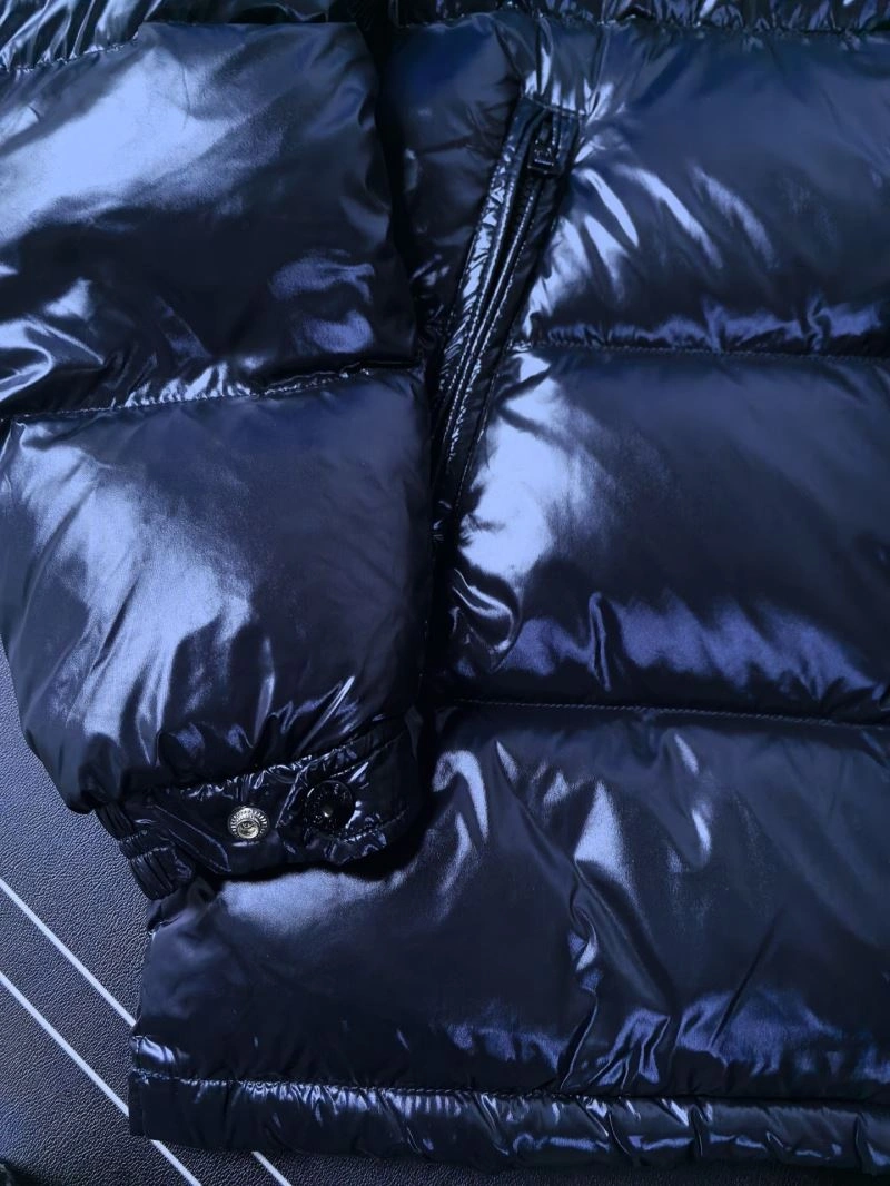 Sporty Moncler Down Jackets 144174