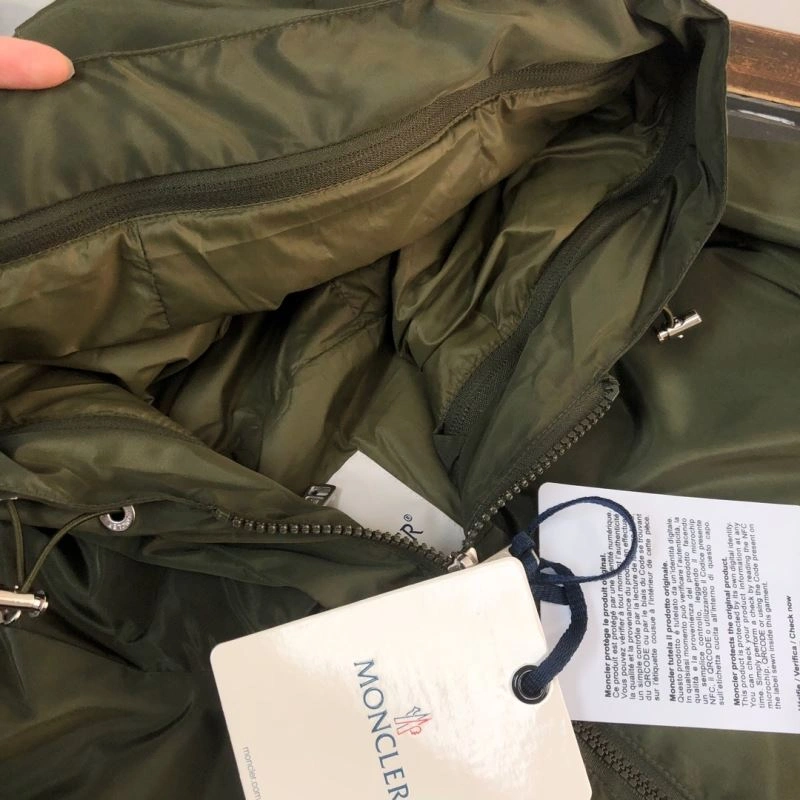 Moncler Outwear Chic 143626