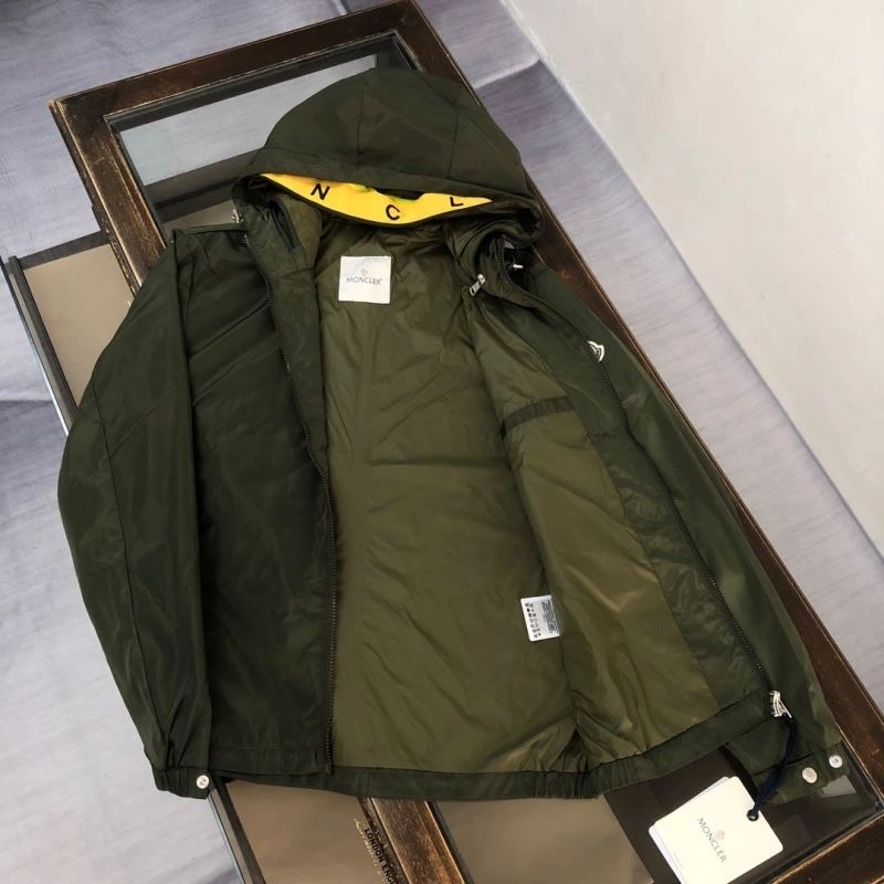 Moncler Outwear Chic 143626