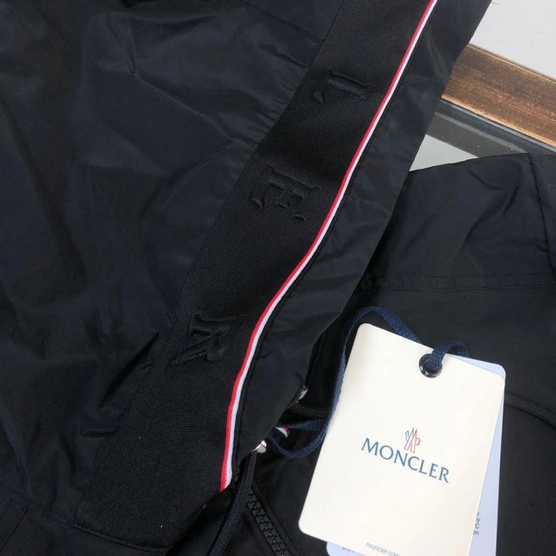 Breathable Moncler Outwear 143606