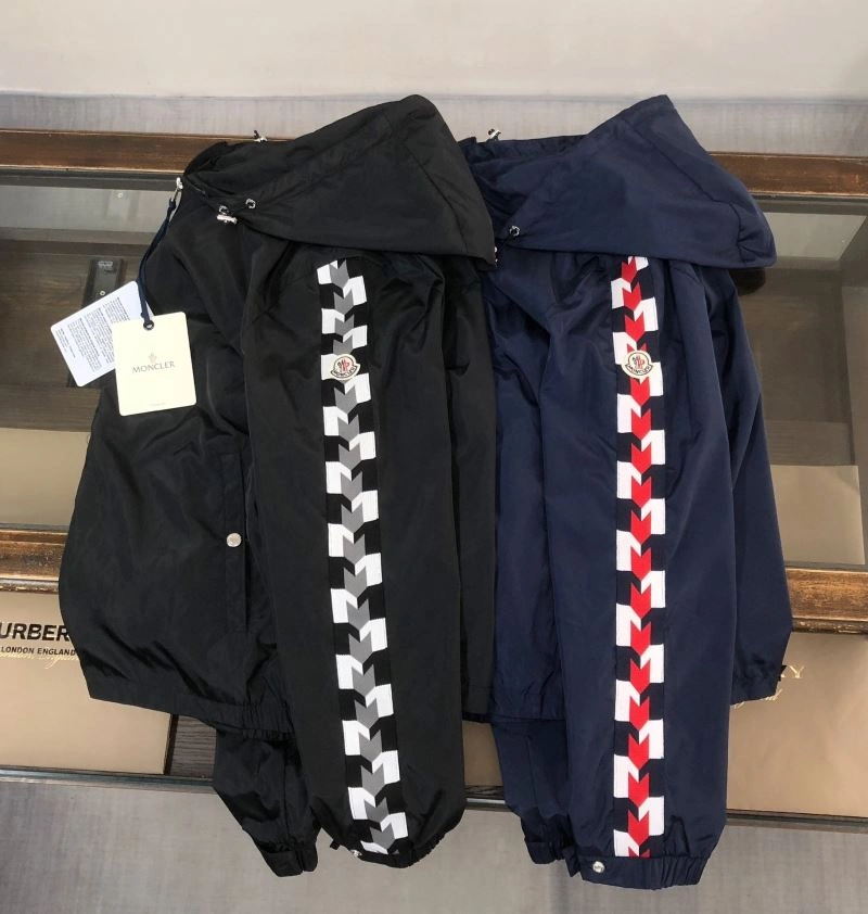 Moncler Outwear Stylish 143601