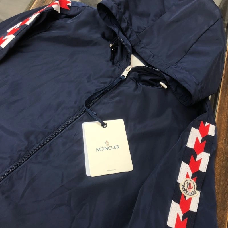 Moncler Outwear Stylish 143601