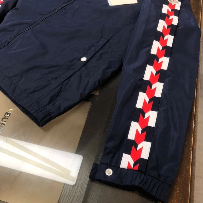 Moncler Outwear Stylish 143601