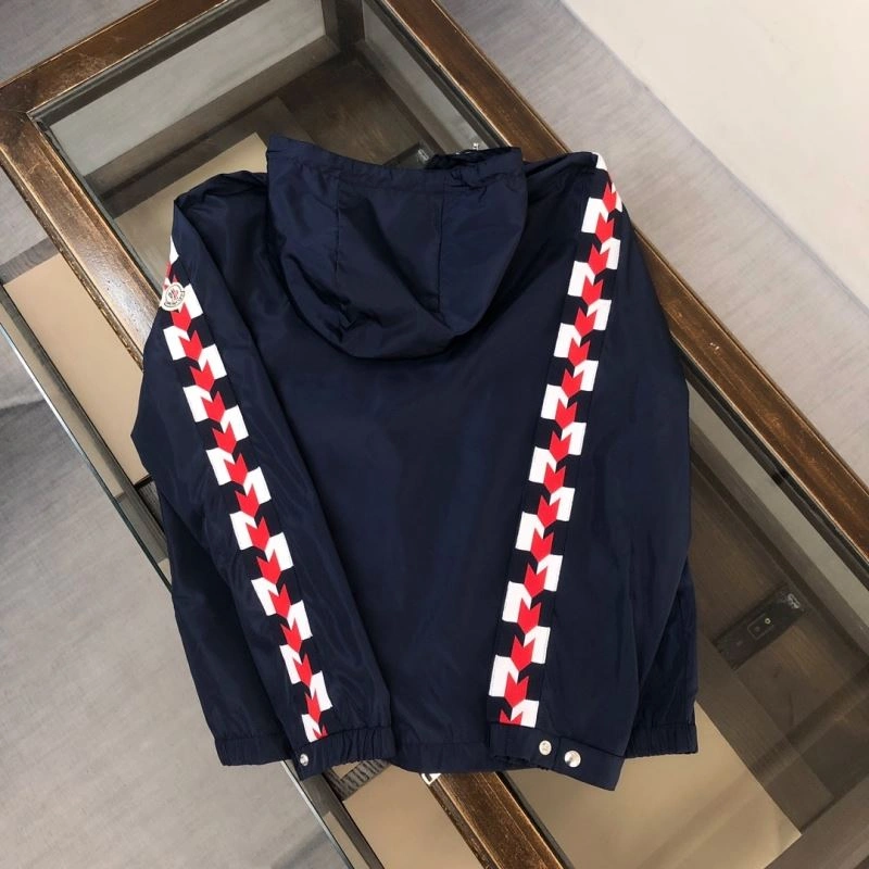 Moncler Outwear Stylish 143601
