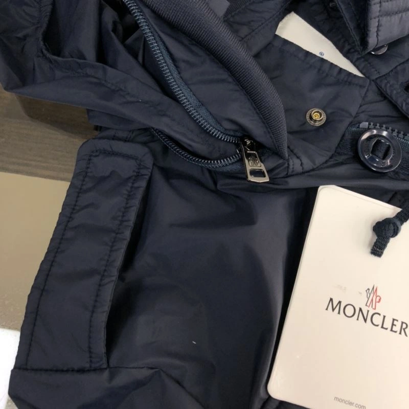 Cozy Moncler Outwear 143600