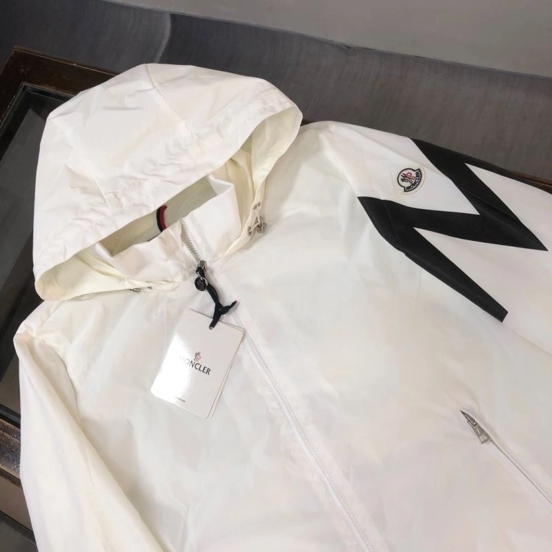Moncler Outwear Snug 143569