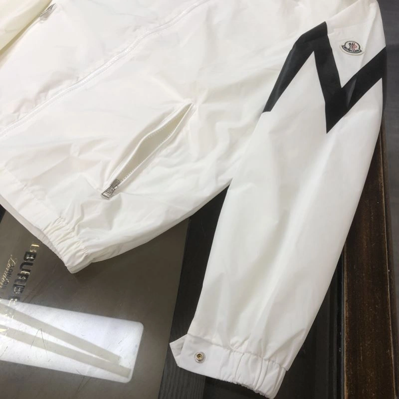 Moncler Outwear Snug 143569