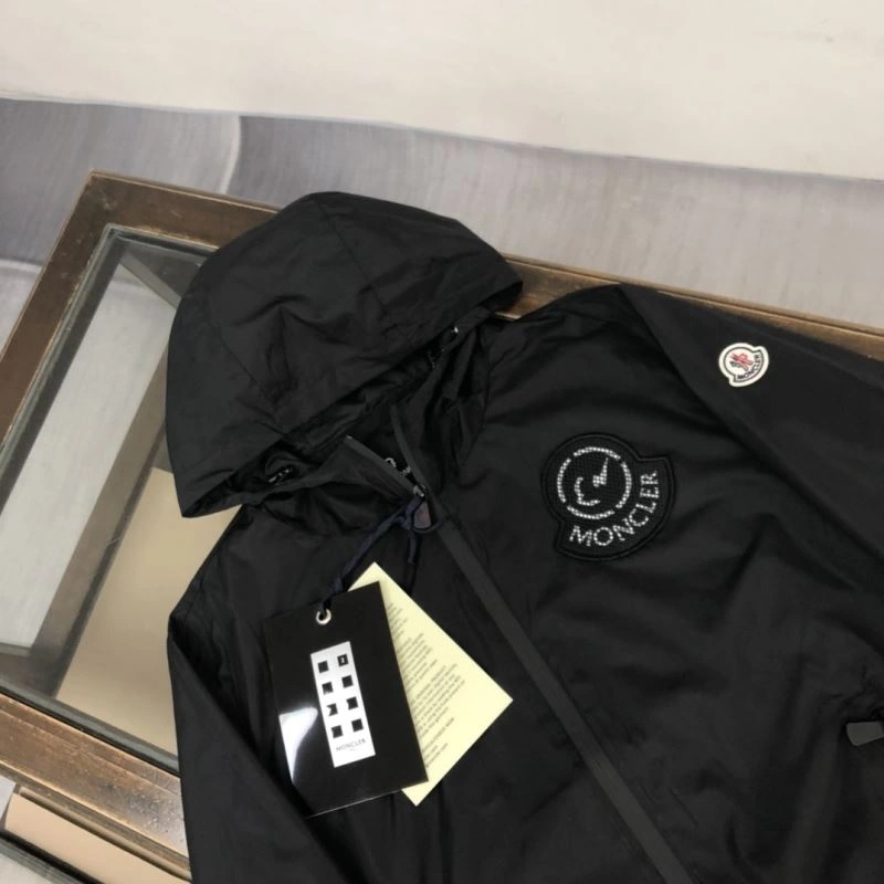 Sporty Moncler Outwear 143561
