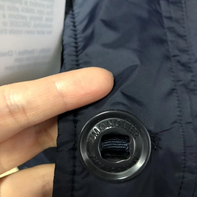 Elegant Moncler Outwear 143552