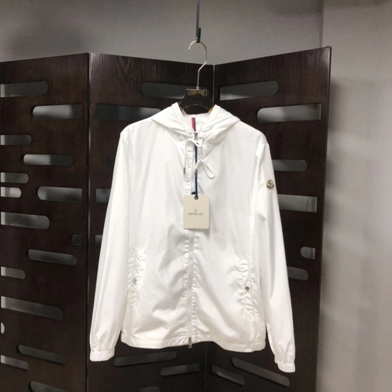 Moncler Outwear Resilient 143521