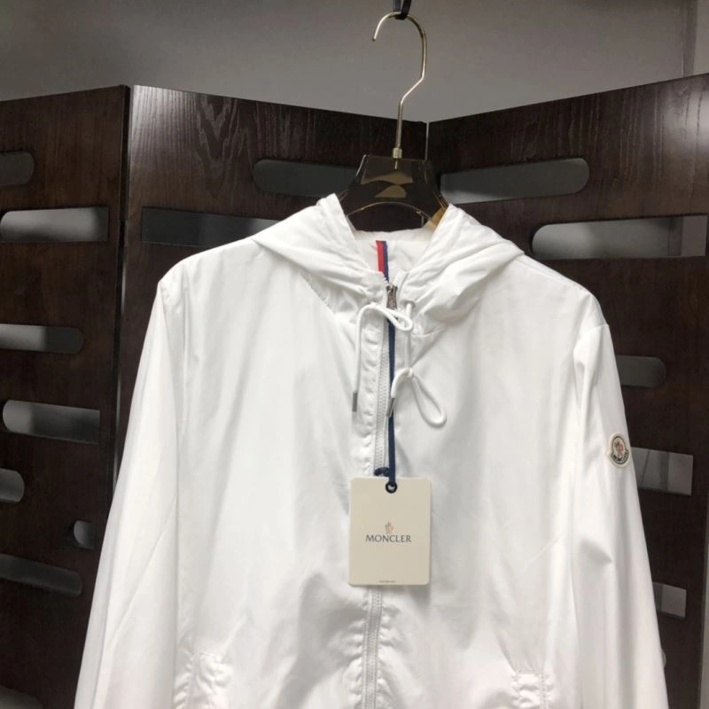 Moncler Outwear Resilient 143521