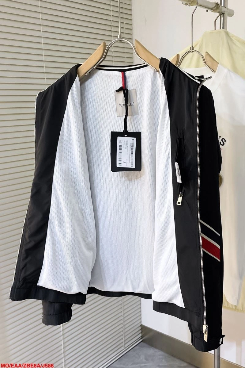 Moncler Outwear Minimalist 143510