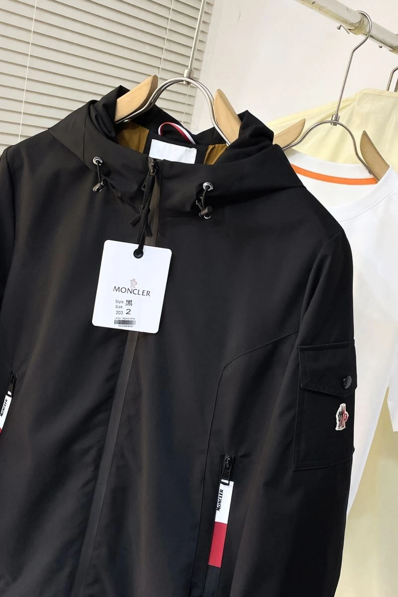 Moncler Outwear Resilient 143496