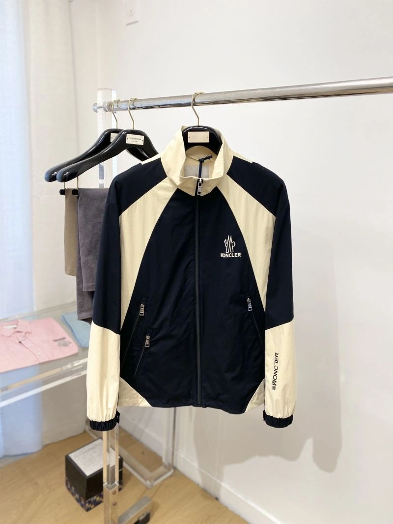 Moncler Outwear EasyMatch 143449
