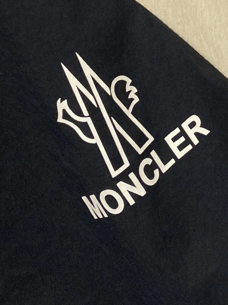 Moncler Outwear EasyMatch 143449