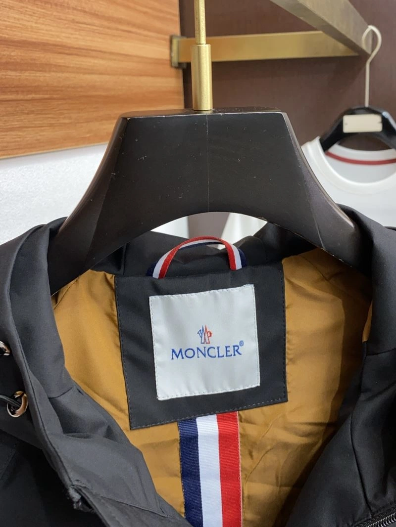 Compact Moncler Outwear 143447