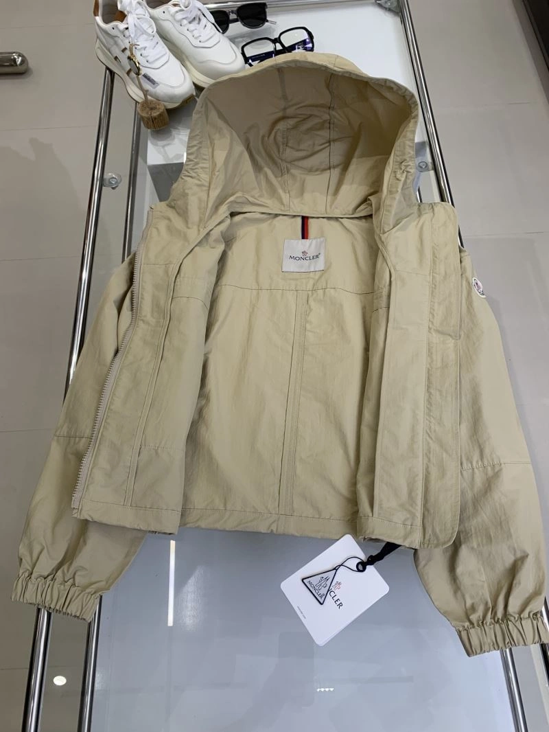 Trendsetting Moncler Outwear 143388