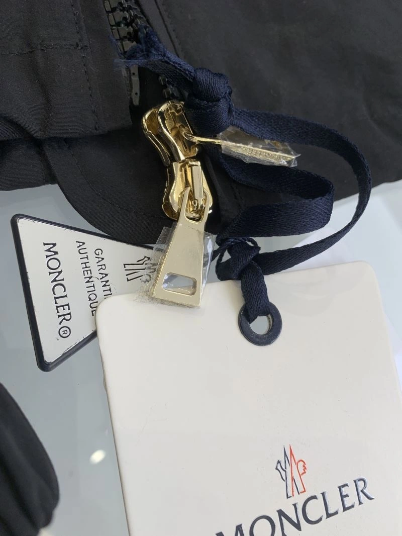 ZipUp Moncler Outwear 143383