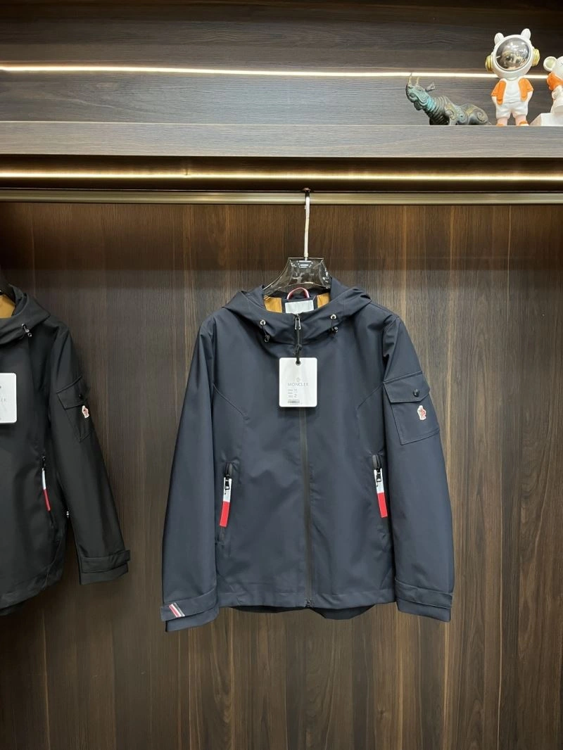 Moncler Outwear Resilient 143392