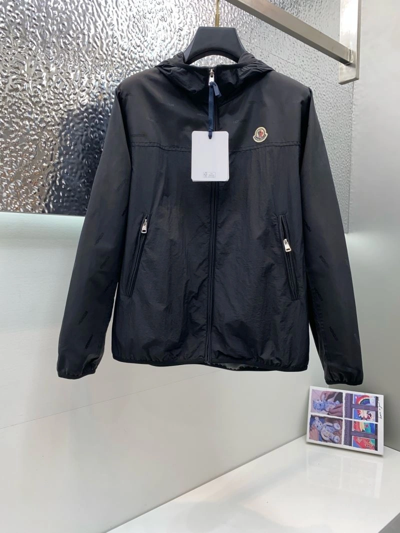 Elegant Moncler Outwear 143373
