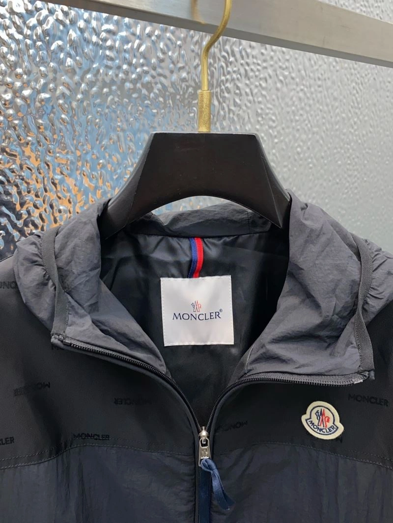 Elegant Moncler Outwear 143373