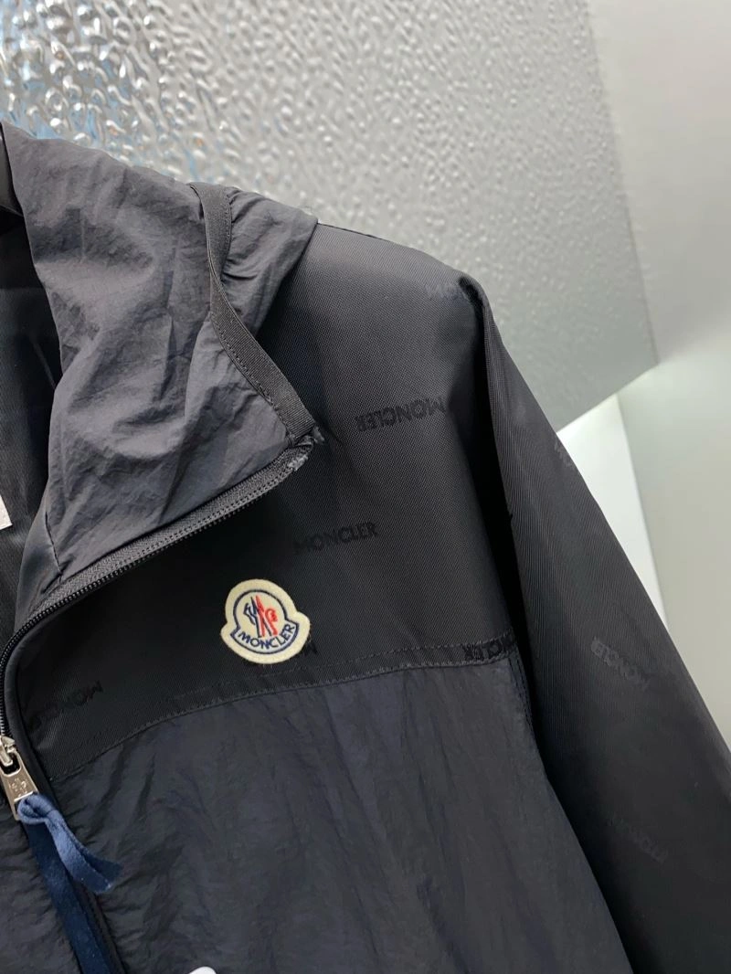 Elegant Moncler Outwear 143373