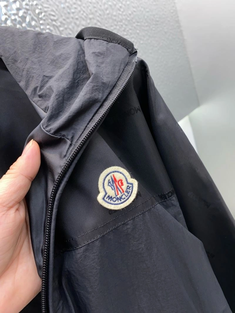 Elegant Moncler Outwear 143373