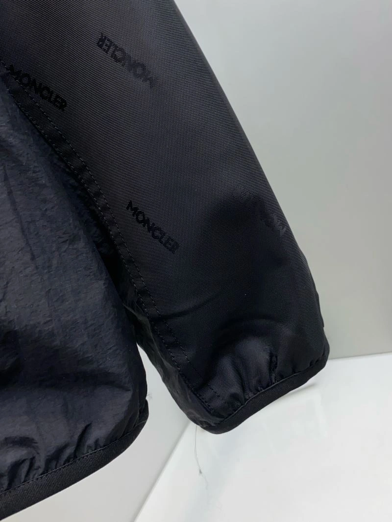 Elegant Moncler Outwear 143373