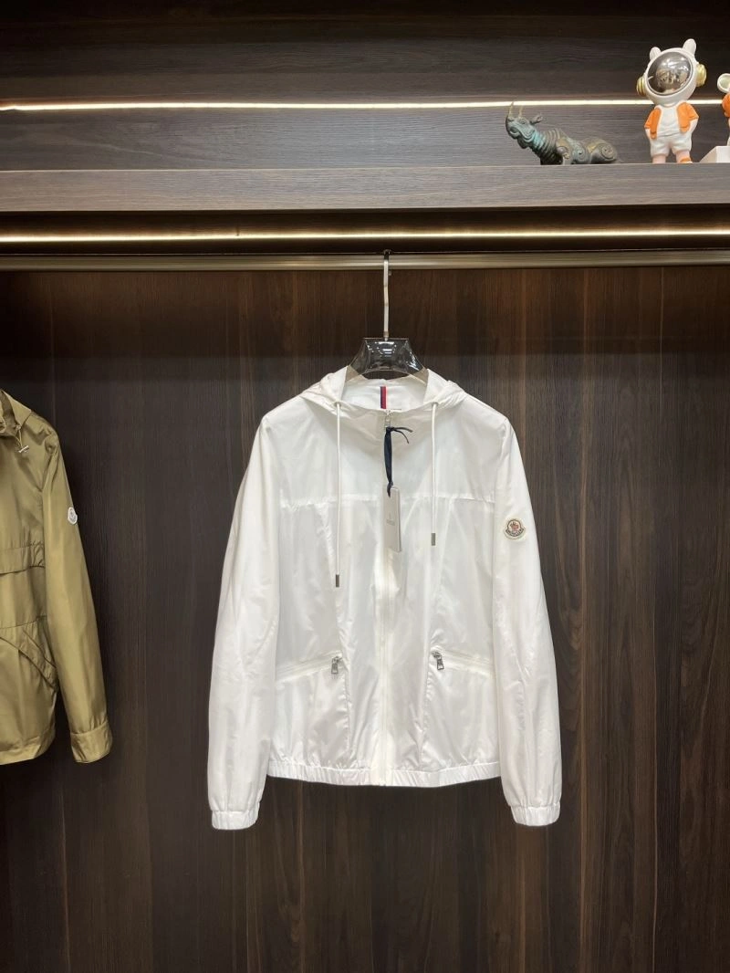 Moncler Outwear Snug 143364