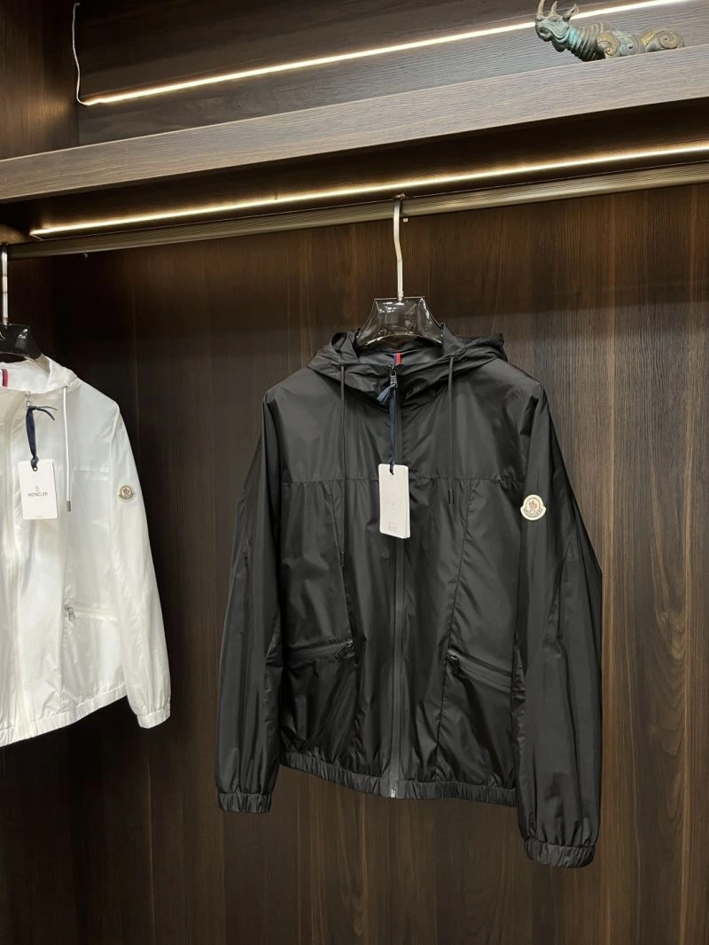Moncler Outwear Snug 143364